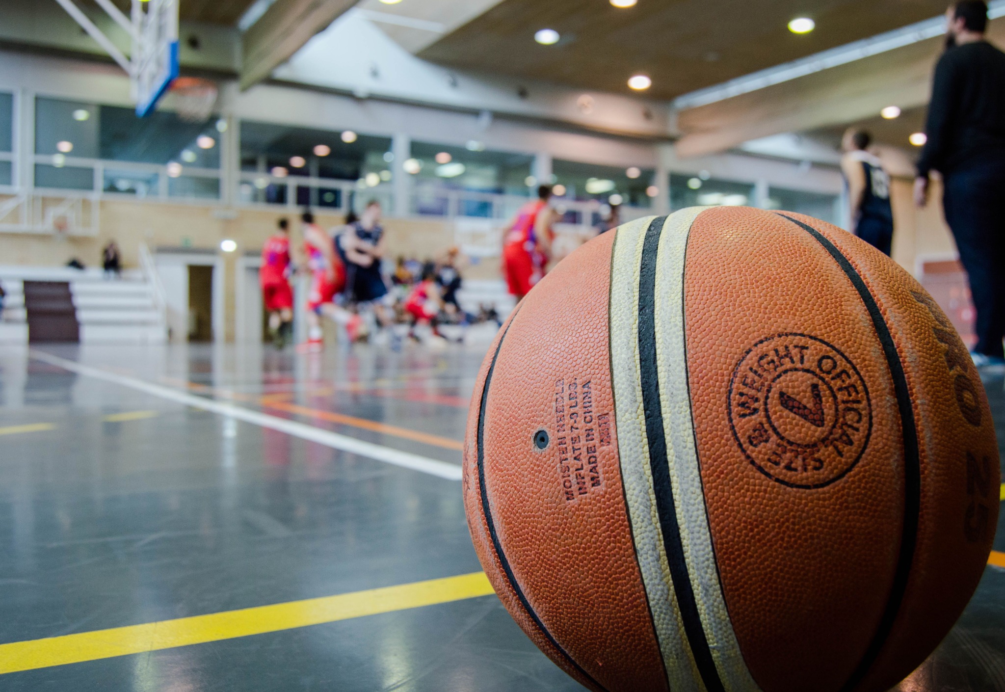 Basketball in einer Sporthalle